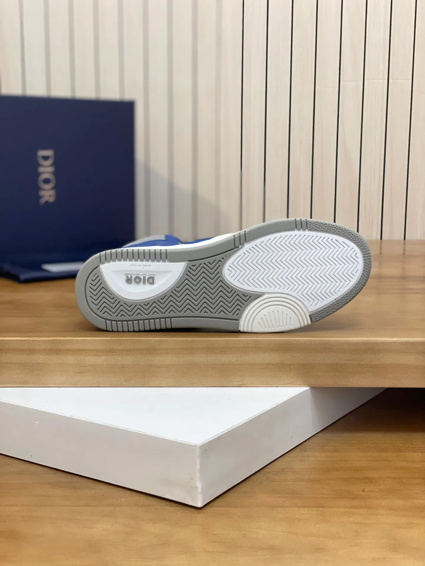 Men's shoes: 💰P460¥ Product trademark: Dior* "Dior*" high-top casual shoes Regular size: 38-44 (can be customized to 45.46) Product materials: Upper imported cowhide stitched with original fabric, breathable lining, original outsole. Number: 1006